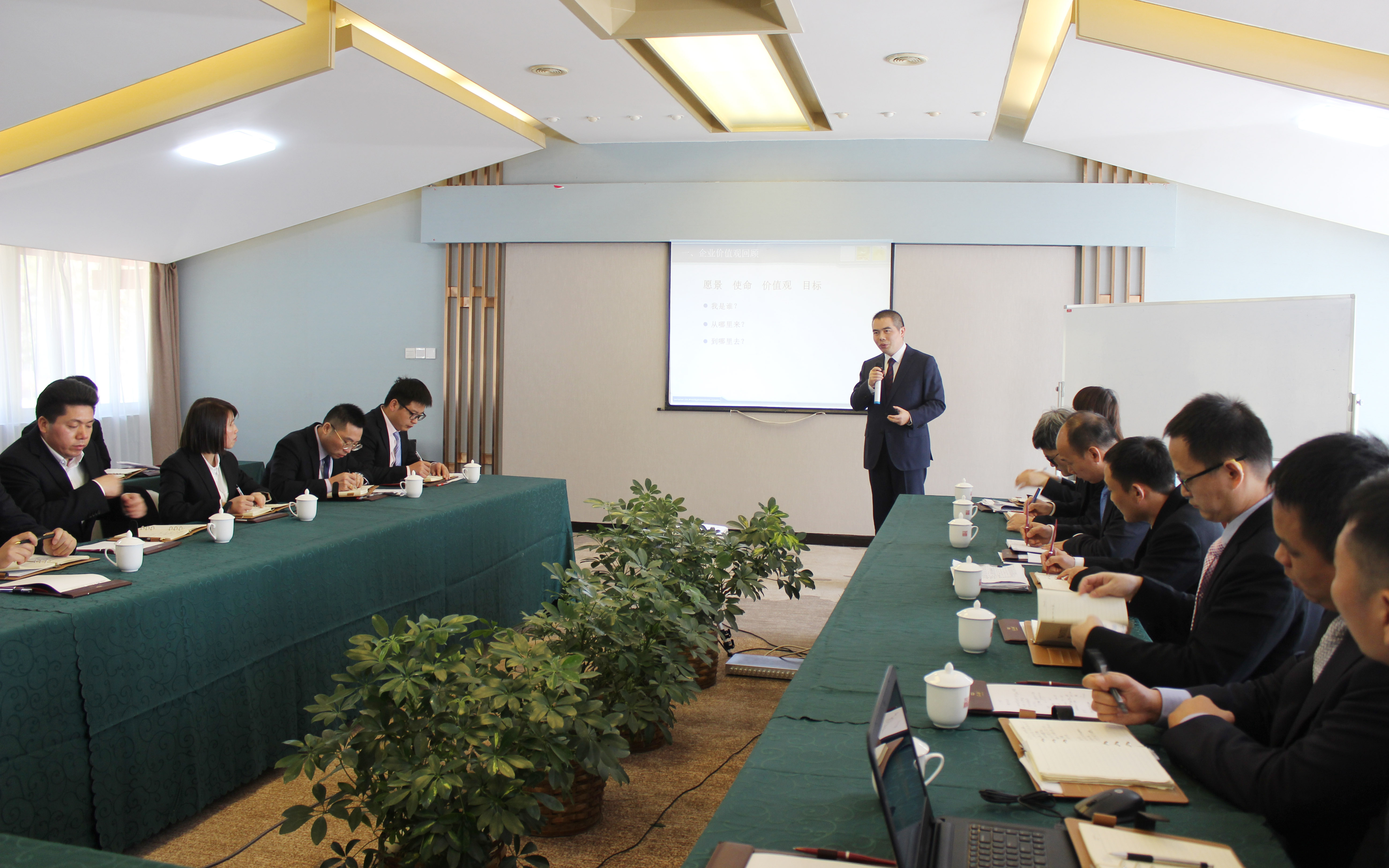 專業(yè)化、素質(zhì)化、職業(yè)化